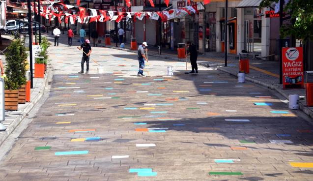 ALAPLIDAKİ HÜKÜMET CADDESİ RENKLENİYOR..