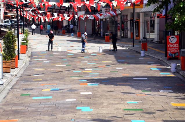 ALAPLIDAKİ HÜKÜMET CADDESİ RENKLENİYOR..