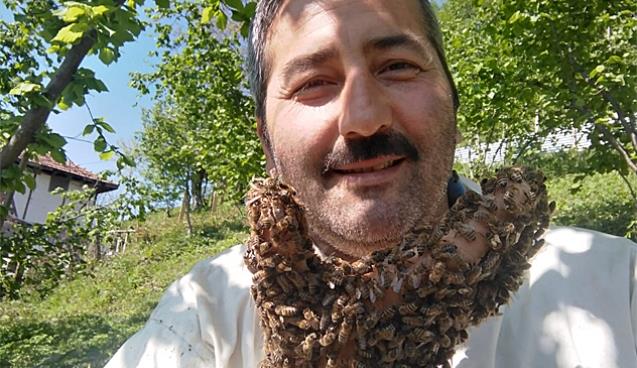 ARILARINA GÖZÜ GİBİ BAKIYOR