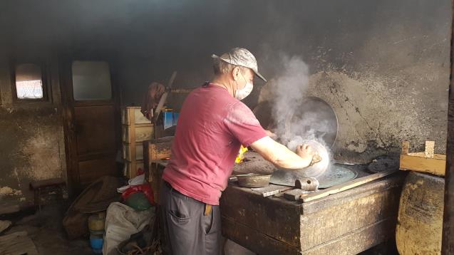 Devrek’in en eski kalaycısı mesleğin yaşatmaya çalışıyor