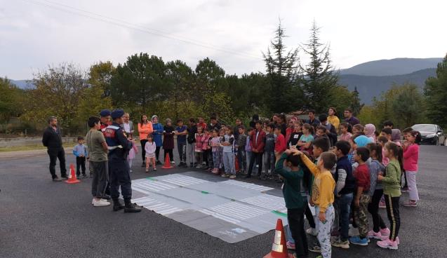 Jandarma’dan öğrencilere trafik dersi