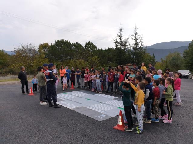 Jandarma’dan öğrencilere trafik dersi