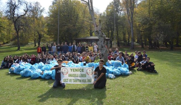 Lise öğrencileri poşet poşet topladı