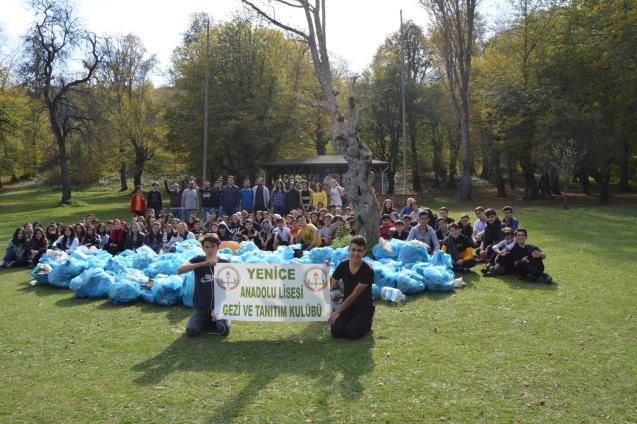 Lise öğrencileri poşet poşet topladı