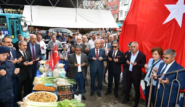 Esnaf ve vatandaşlara Türk Bayrağı dağıtıldı