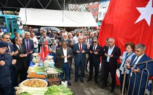 Esnaf ve vatandaşlara Türk Bayrağı dağıtıldı