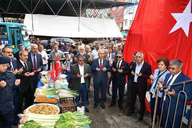 Esnaf ve vatandaşlara Türk Bayrağı dağıtıldı