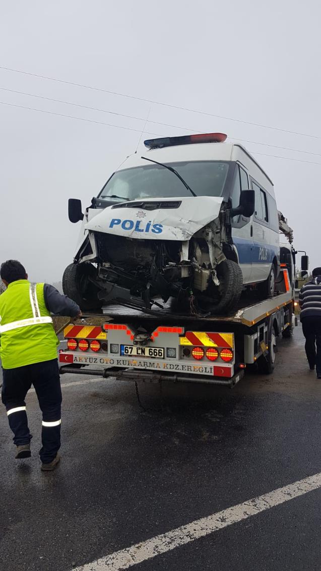 Polis arabası kaza yaptı.