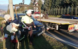 Otomobile çarpıp refüje çıktı: 1 yaralı