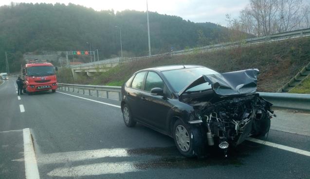 Direksiyon hakimiyetini kaybeden sürücü bariyerlere çarptı