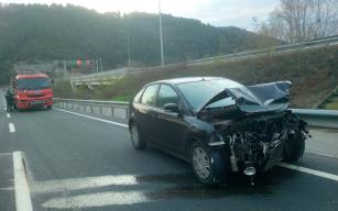 Direksiyon hakimiyetini kaybeden sürücü bariyerlere çarptı