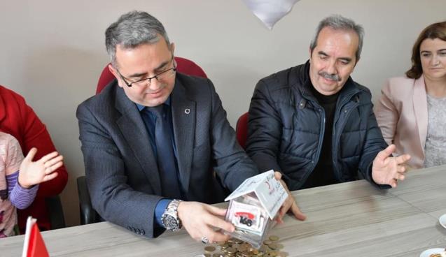 Minikler harçlıklarını İdlib için biriktirdi