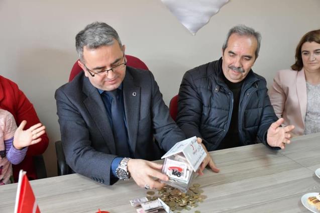 Minikler harçlıklarını İdlib için biriktirdi