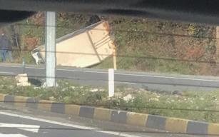 Kamyoneti devirdi…