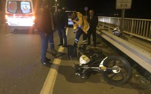 Motosikletiyle kırmızı ışıkta duran araca çarptı: 1 yaralı