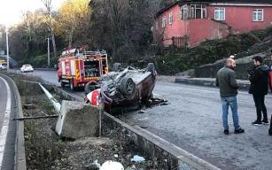 Takla atan otomobil direği yıktı;sürücü ağır yaralandı