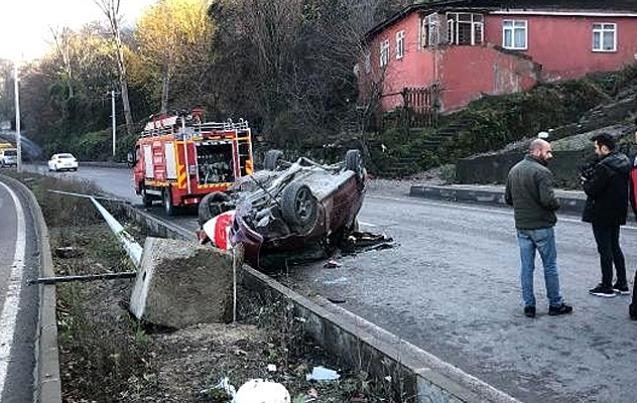 Takla atan otomobil direği yıktı;sürücü ağır yaralandı