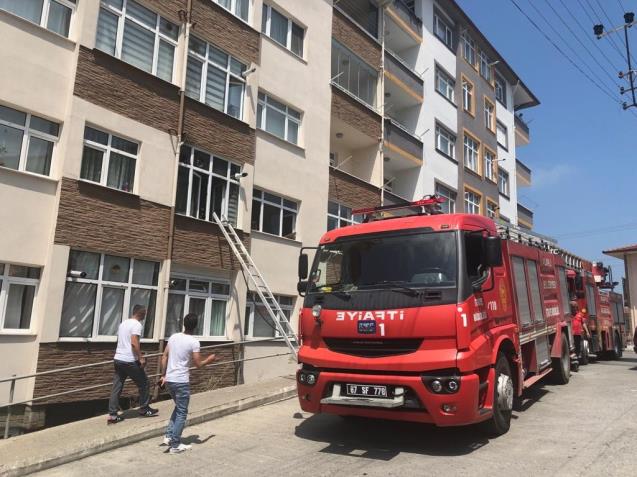 Mutfak yangını binaya sıçramadan söndürüldü