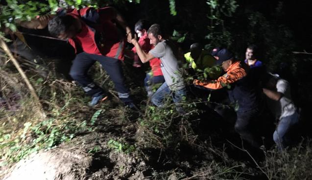 Baraja uçan otomobildeki 4 kişinin cesedi çıkartıldı 