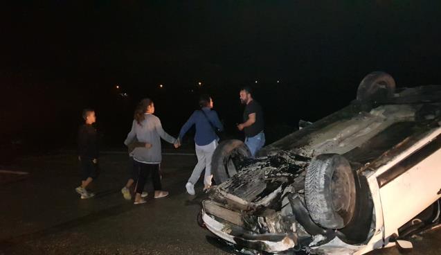 Takla atan aracı farkedip durmak istedi. Kendisi kaza yaptı.