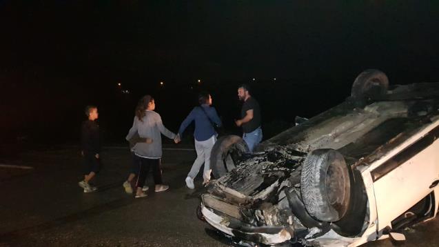Takla atan aracı farkedip durmak istedi. Kendisi kaza yaptı.