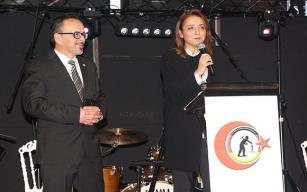 Yoğun ilgi görünce, salon yetersiz kaldı.