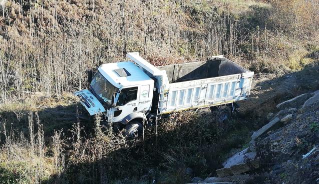 Belediyeye ait kamyon şarampole yuvarlandı: 1 yaralı