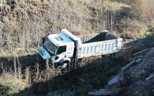 Belediyeye ait kamyon şarampole yuvarlandı: 1 yaralı