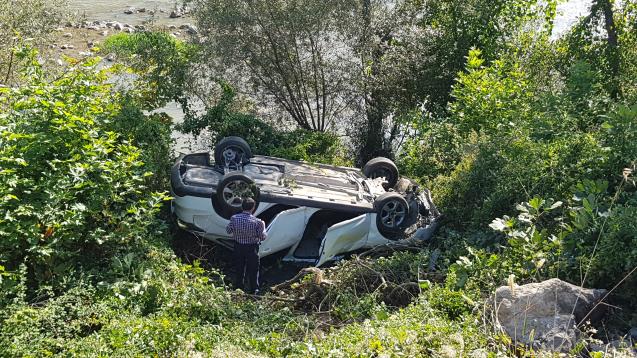 Dönüş yapan otomobile çarpıp, şarampole yuvarlandılar