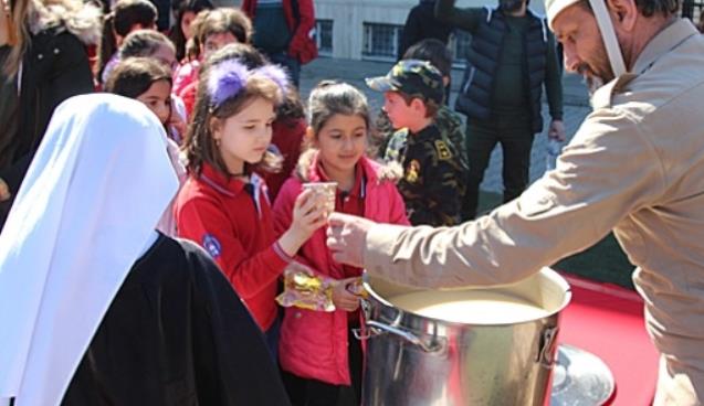 Un çorbası ve kuru ekmek yediler…