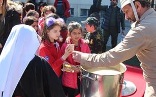 Un çorbası ve kuru ekmek yediler…