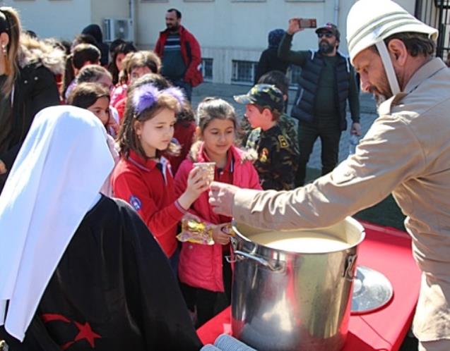 Un çorbası ve kuru ekmek yediler…