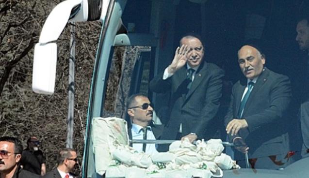 Erdoğan ve Şahin halkı selamladı…