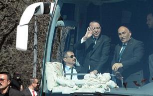 Erdoğan ve Şahin halkı selamladı…