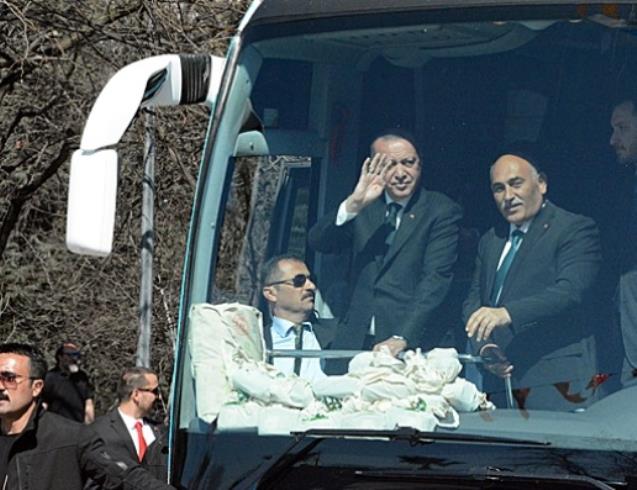Erdoğan ve Şahin halkı selamladı…
