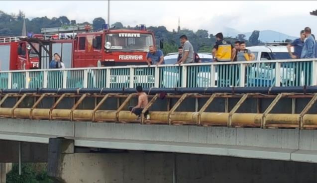 Eşiyle tartıştı, nehre atladı 