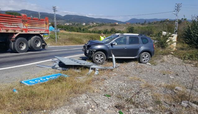 Sürücü Hız Uyarı Tabelasına Çarptı