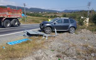 Sürücü Hız Uyarı Tabelasına Çarptı