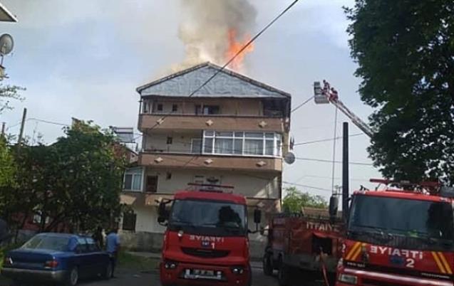 İtfaiye yangına, polis vatandaşa müdahale etmeye çalıştı...