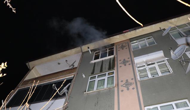 Evde çıkan yangında mahsur kalan şahsı itfaiye ekipleri
