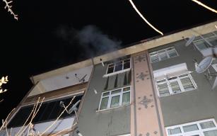 Evde çıkan yangında mahsur kalan şahsı itfaiye ekipleri