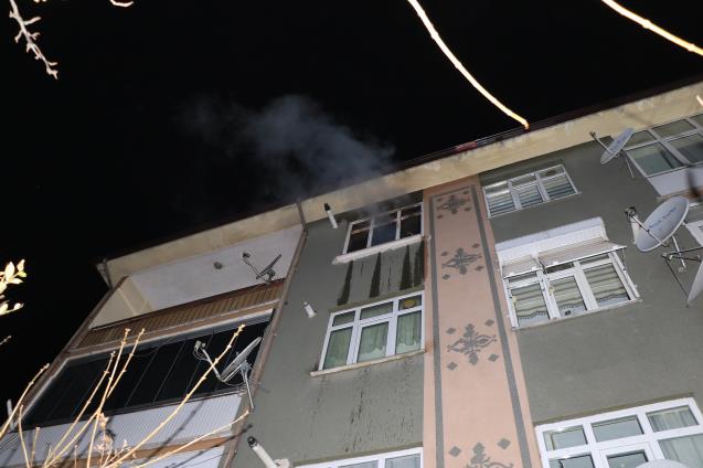 Evde çıkan yangında mahsur kalan şahsı itfaiye ekipleri