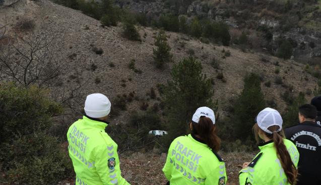 Otomobille 100 metreden kanyona uçtu