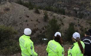 Otomobille 100 metreden kanyona uçtu