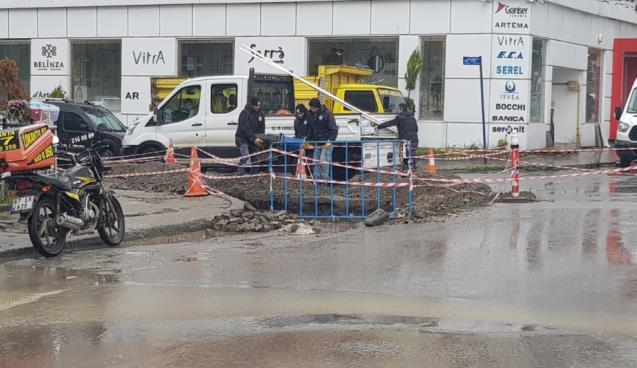 Çalışmalar yağmur çamur dinlemeden devam ediyor.