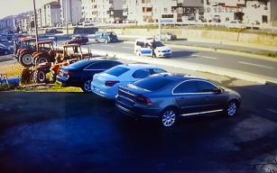 Zonguldak'ta otomobil yayalara çarpıp karşı şeride geçti: