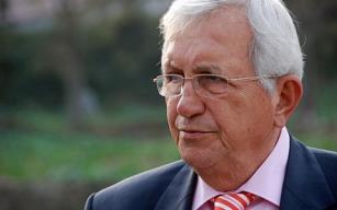 Basın Toplantısı düzenliyor..