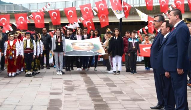 Önce tören ardından halk oyunları…