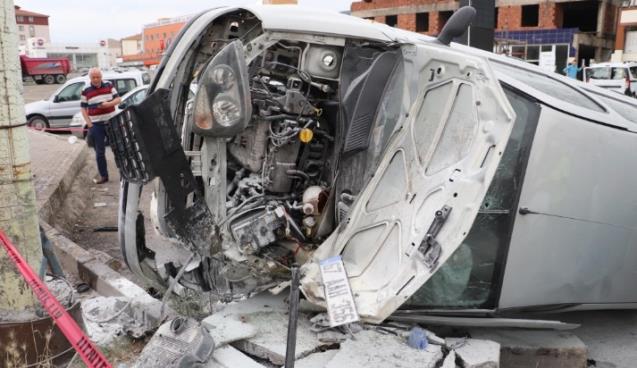 Araçların üzerine uçtu... O anlar kameraya yansıdı...