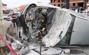 Araçların üzerine uçtu... O anlar kameraya yansıdı...